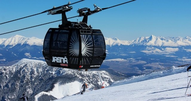 Jasna – Chopok Niskie Tatry www.jasna.sk Ośrodek narciarski Jasna pod Chopokiem położony w Parku Narodowym Niskie Tatry należy do najlepszych i najnowocześniejszych ośrodków narciarskich w Europie Środkowej. Oferuje wiele atrakcji zimowych, możliwości zabawy i aktywnego wypoczynku na ponad 45 km trasach zjazdowych. Ośrodek umożliwia szusowanie po stokach o różnym stopniu trudności, od niebieskich – łatwych, aż po trudne, czarne trasy narciarskie, lub strefy freeride'owe dla miłośników adrenaliny, lub świetnie przygotowany snow park. Oryginalność Jasnej spoczywa głównie w tym, że można tu uprawiać sporty zimowe po północnej i po południowej stronie Chopoku. Jednakże od ubiegłorocznego sezonu zimowego możliwości te dostały zupełnie inny wymiar dzięki połączeniu ośrodka nowymi kolejkami. Zdolność przewozowa 29 kolejek i wyciągów narciarskich wynosi prawie 30 000 osób na godzinę. Nowoczesny system naśnieżający aż po szczyt Chopoku gwarantuje śnieg przez co najmniej 5 miesięcy w roku. Wieczorem można w Jasnej szusować na kilku oświetlonych trasach /Biela Put, Zahradky/, dzieci mają do dyspozycji nowoczesne parki narciarskie Maxiland /Lucky, Biela Put i Krupova/, w którym uczą się jazdy na nartach poprzez zabawę, a oprócz tego ośrodek oferuje liczne obiekty gastronomiczne na stokach i w ich okolicy /Happy End, Von Roll, Rotunda-Chopok, Kosodrevina.