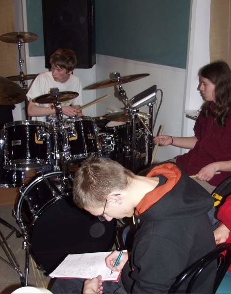 Perkusiści ćwiczyli na profesjonalnym sprzęcie.