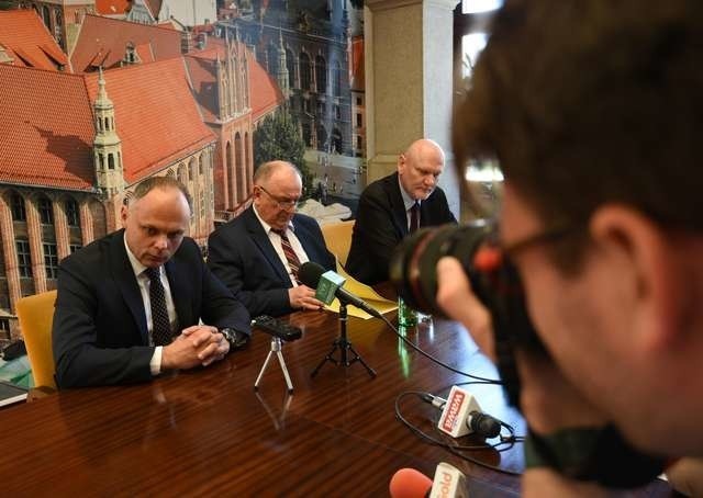 W konferencji nt. nowej siedziby Sadu Rejonowego obok prezydenta Torunia Michała Zaleskiego uczestniczyli: wiceminister MSW Grzegorz Karpiński (pierwszy z lewej) i sekretarz stanu w Ministerstwie Sprawiedliwości Jerzy Kozdroń