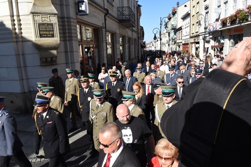 Nowy Sącz. Tłumy sądeczan na powtórnym pochówku gen. Bronisława Pierackiego