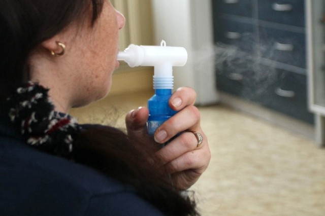 Nieleczona astma rozwija się do przewlekłej obturacyjnej choroby płuc (POChP), która skraca życie nawet o 15 lat. Dlatego tak ważne jest wczesne rozpoznanie astmy i jej leczenie.