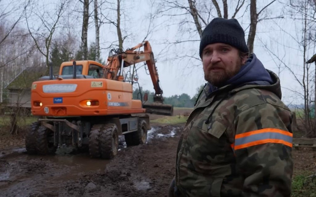Rolnicy. Podlasie. Ciąg dalszy walki z błotem w Plutyczach. Nowa inwestycja już prawie gotowa. Zobaczcie co się dzieje u Gienka i Andrzeja
