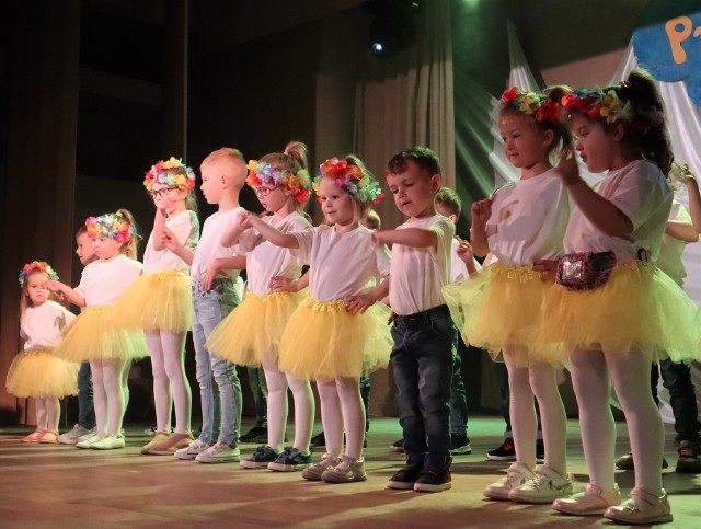 Na scenie Staszowskiego Ośrodka Kultury zaprezentowało się 450 przedszkolaków