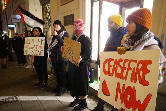 Protest odbył się przed siedzibą amerykańskiego konsulatu w Poznaniu.
