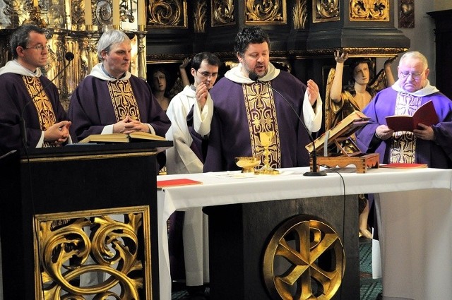 W sobotę po porannym przywitaniu nowego przeora przez wspólnotę zakonników z Klasztoru Dominikanów odprawiono mszę świętą w intencji ojca Krzysztofa Parola (drugi z prawej).