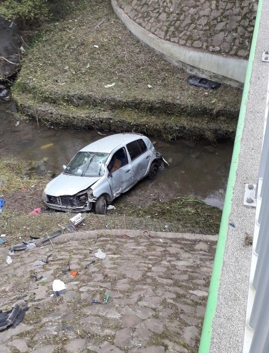 Samochód w Odrzechowej staranował barierę energochłonną i wpadł do rzeki. Kierowca był pijany!