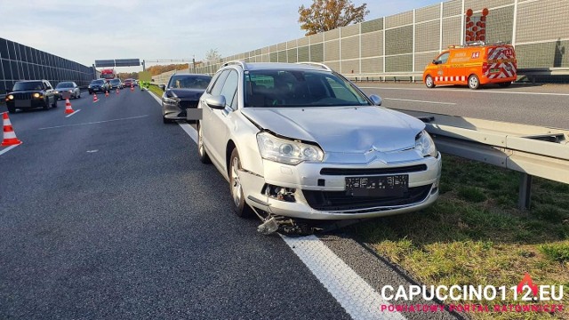 Po kolizji z udziałem trzech samochodów osobowych na A4 przed Bochnią utworzył się potężny korek, 29.10.2022