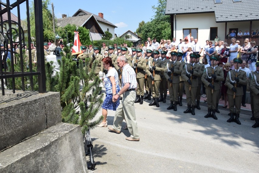 Hołd dla 30 ofiar pacyfikacji Radwanowic w miejscu kaźni hitlerowskiej. Wspomnienia bestialskiego mordu [ZDJĘCIA] 