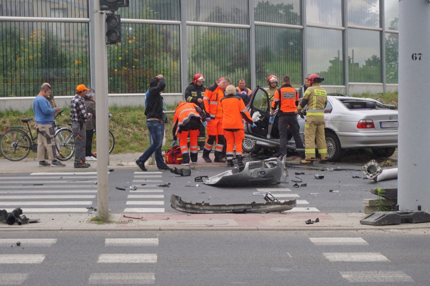 Wojtasa. Kierowca BMW uderzył w latarnię a wcześniej spowodował kolizję (ZDJĘCIA)