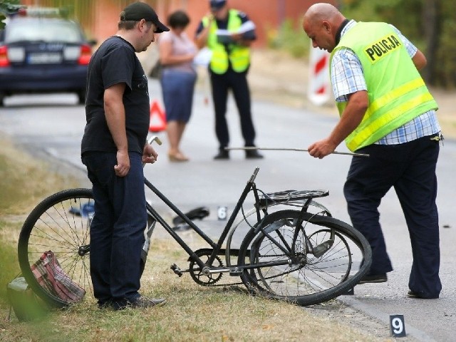 Rower ofiary wypadku, policjanci dokonali jego oględzin, będzie badany przez techników, stanie sie jednym z dowodów w toczącym się śledztwie.