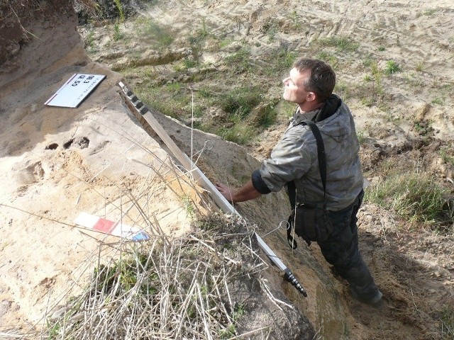 Archeolodzy ratują groby, które ocalały. Na zdjęciu archeolog Dariusz Greń.