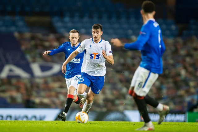 Piłkarze Lecha stoczyli z wicemistrzem Szkocji heroiczny bój w Lidze Europy i przez ponad 60 minut byli równorzędnym rywalem ekipy z Ibrox Park. O porażce zadecydował brak koncentracji i ubytek sił. Katem poznaniaków okazał się Kolumbijczyk Alfredo Morelos, ten sam, który rok temu pogrążył warszawską Legię. Szkoda, że nie udało się zremisować, bo swoją postawą Kolejorz zasłużył co najmniej na punkt.