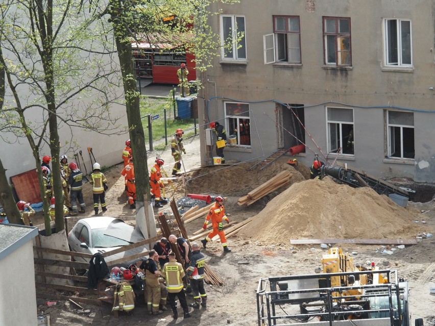 Katastrofa budowlana w Łodzi. Runęła ściana kamienicy! Strażacy odnaleźli ciało 52-letniego robotnika ZDJĘCIA