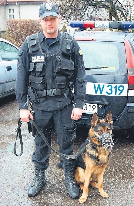 Starszy sierżant Damian Kowalenko ze swoim nowym psem służbowymGabazonem.