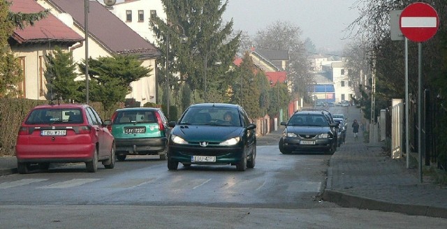 Na północnym odcinku ulicy Staszica w Busku jeździmy teraz tylko "do góry" - od Lidla do kościoła.