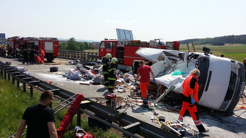 Wypadek na autostradzie A4. Siedmiu Ukraińców jadących busem...