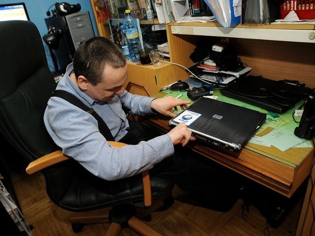 Tomaszowi Babińskiemu Notebooka przekazał Marcin Galicki ze Szczecińskiego Centrum Komputerowego. - Jestem strasznie szczęśliwy, że ktoś chce nam pomagać - mówił ze łzami w oczach pan Tomasz.