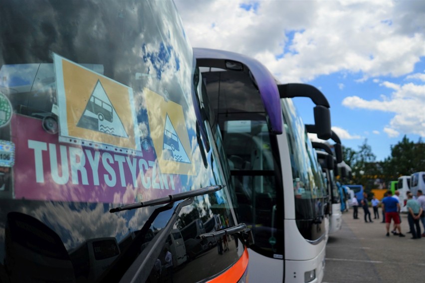 "Chcemy pokazać, że branża umiera" - protest podkarpackich przewoźników. Na ulice Rzeszowa wyjechało blisko 100 autokarów [ZDJĘCIA]