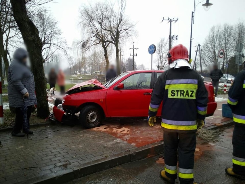 Kierowca samochodu osobowego uderzył w drzewo. Na szczęście...