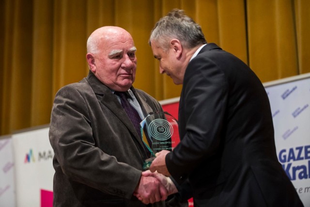 Stanisław Majorek (z lewej) przymuje Statuetkę Asa Hanorowego