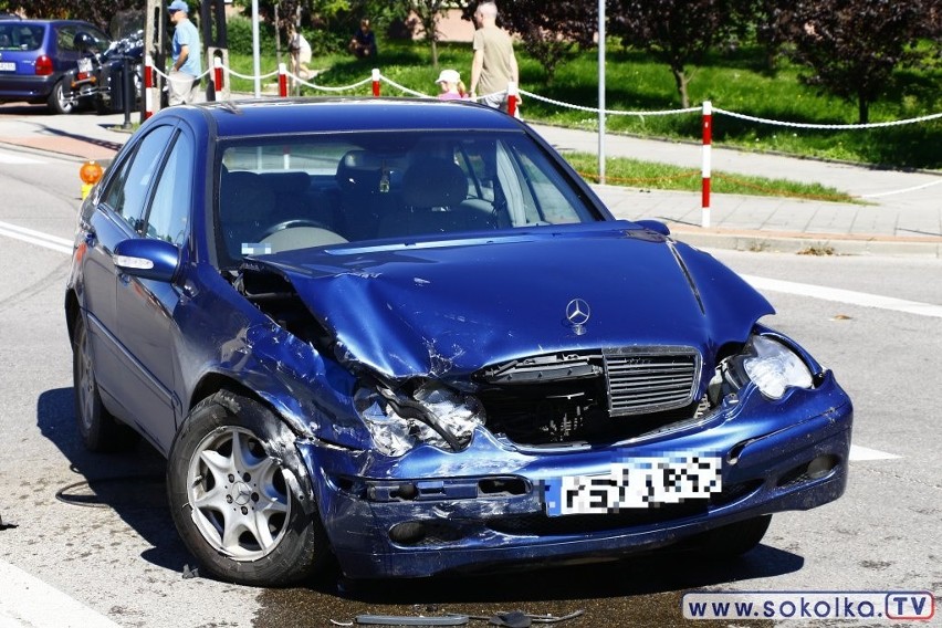 Kierowca kierujący pojazdem marki Mercedes jechał ul....