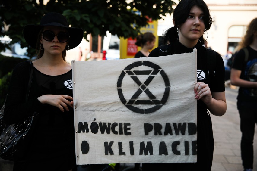 Kraków. Die-in: Wymieramy. Aktywiści protestowali pod magistratem