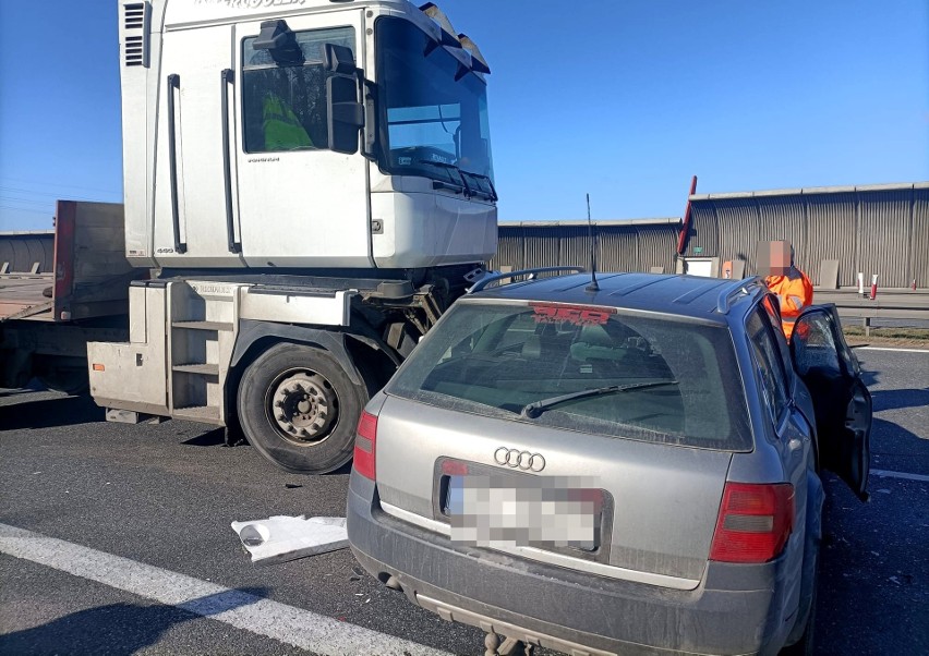 Wypadek na AOW. Audi uderzyło w bariery i dwa auta ciężarowe [ZDJĘCIA]