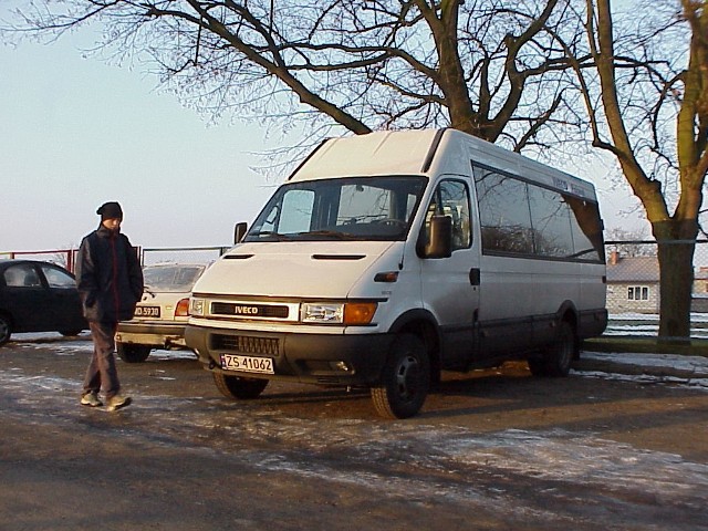 Uczniowie wolińskiej szkoły jeżdżą teraz wygodnym i eleganckim minibusem.