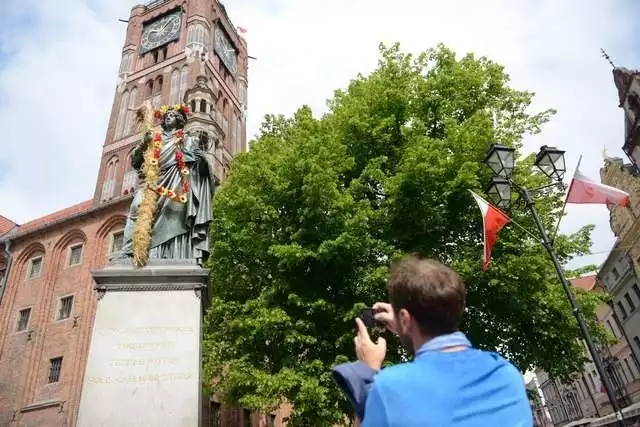 Symboliczny wianek studenci założyli z... wysięgnika, za zgodą urzędników