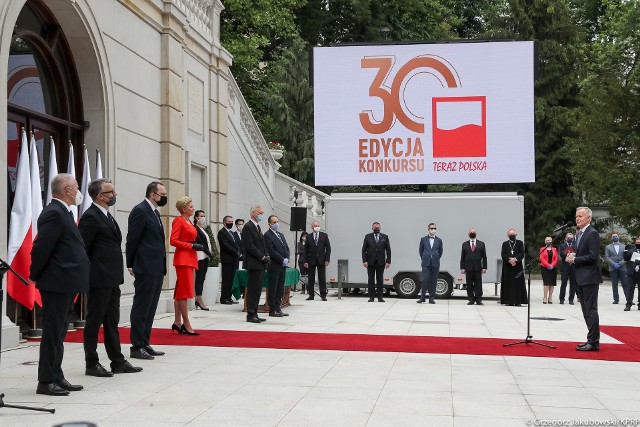 Nagrody laureatom 30. edycji Konkursu „Teraz Polska” wręczono z udziałem Pierwszej Damy w ogrodach Pałacu Prezydenckiego.