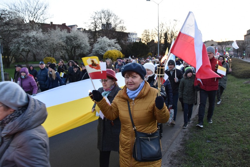 Marsz Papieski przeszedł sprzed katedry gorzowskiej na plac...