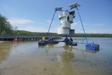Poznań: Aerator poprawia czystość Jeziora Strzeszyńskiego. Po renowacji urządzenie zostało na nowo zainstalowane na zbiorniku