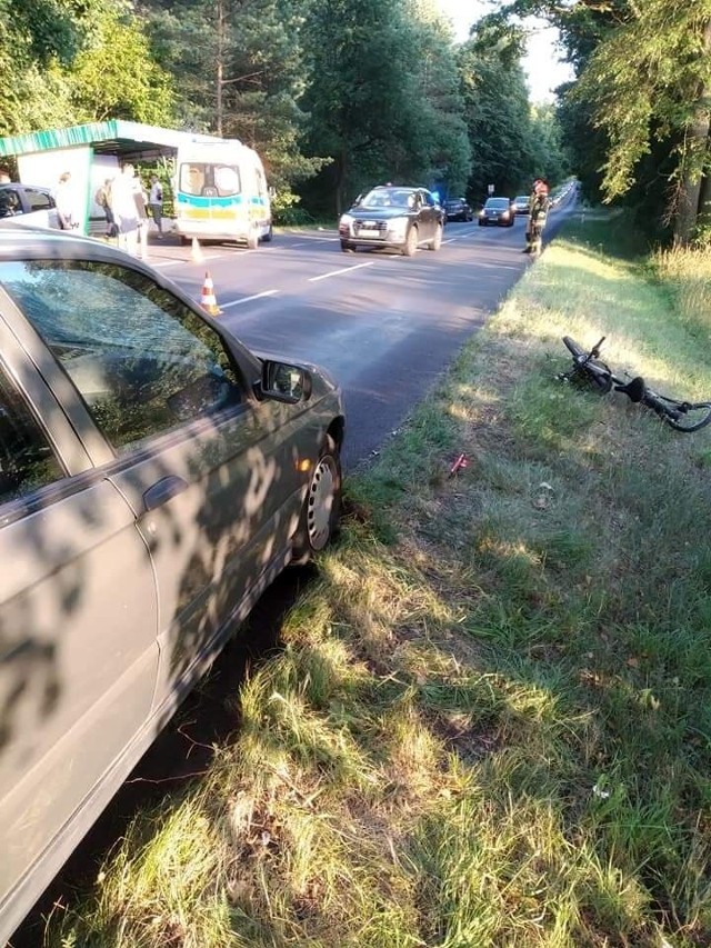 W piątek około godz. 19 doszło do groźnie wyglądającego zdarzenia na drodze nr 163 na wysokości jeziora w Byszynie (powiat białogardzki). 28-letni kierowca samochodu marki Alfa Romeo potrącił 16-letniego rowerzystę. Obaj uczestnicy byli trzeźwi, policja ustala przyczyny tego zdarzenia.Zobacz także: Śmiertelny wypadek w Kraśniku