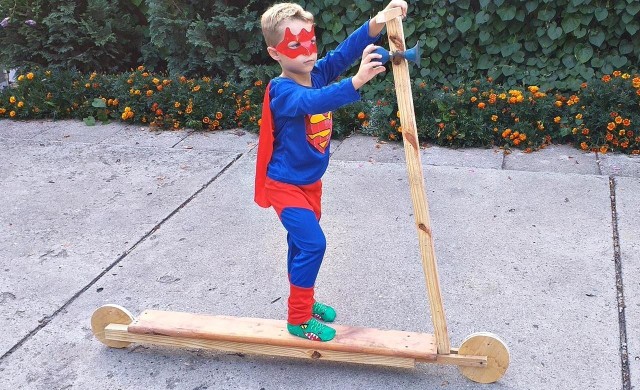 Superbohater, przybywa z odsieczą na drewnianej hulajnodze