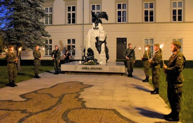 1 sierpnia żołnierze 6 MBOT pełnić będą asystę honorową przy pomniku w Radomiu.
