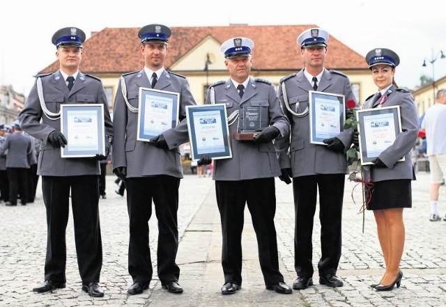 Zwycięzcy zeszłorocznej edycji plebiscytu "Gazety Krakowskiej" (od lewej): asp. Krzysztof Okrajek, sierż. sztab. Łukasz Twardowski, st. asp. Robert Gładysz,mł. asp. Grzegorz Pilch oraz nadkom. Izabela Ciarka