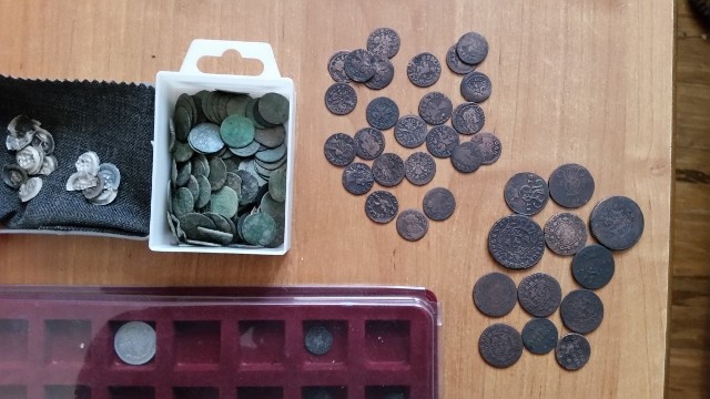 W piwnicy znaleziono różnego rodzaju monety oraz ich fragmenty, a także przedmioty, które mogą być zabytkami zabytkami.