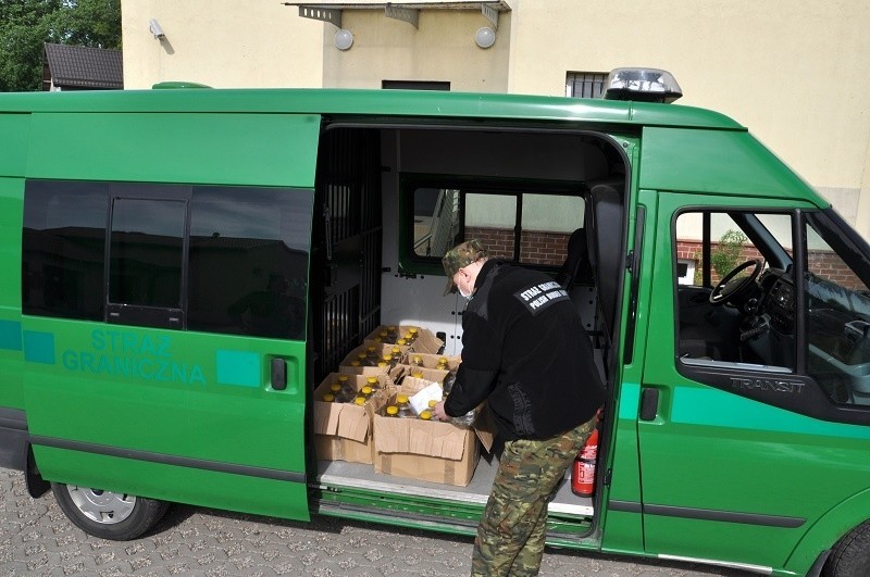 Warmińsko-mazurska Straż Graniczna przekazała alkohol z przestępstw medykom, strażakom i pracownikom prokuratury do dezynfekcji pomieszczeń