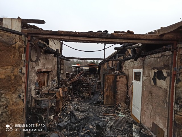 W Wólce Zychowej w gminie Stąporków pożar strawił stodołę, oborę, warsztat oraz samochód.