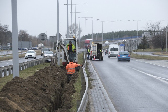 Montaż monitoringu rozpoczął się od kopania rowu między jezdniami trasy mostowej, od strony ronda płk. Pileckiego, w którym zostanie ułożony kabel