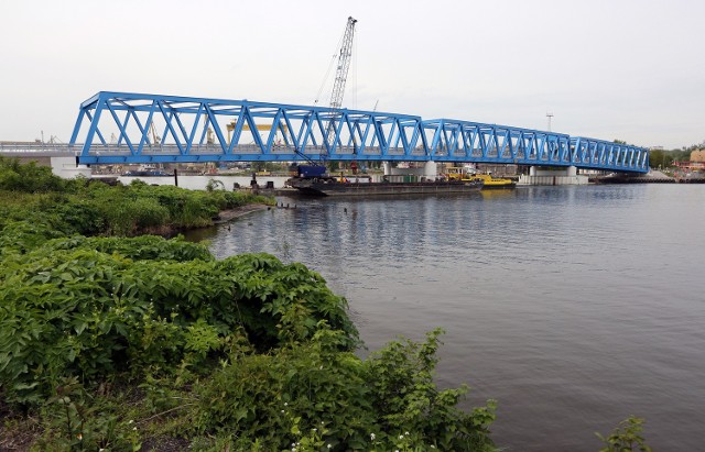 Konstrukcja mostu składa się z trzech przęseł, które łącznie mają blisko 200 m długości. Znajdują się na nim dwa pasy drogowe oraz chodnik dla ruchu pieszego.