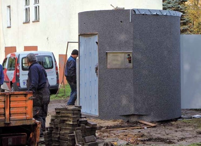 Kołobrzeg. Ratusz wydał 193 tysiące złotych na pancerny szaletInstalacja, na której zakup magistrat wydał 193 tys. zł zastąpiła wcześniejszy, tworzywowy szalet, jakiś czas temu spalony przez wandali.