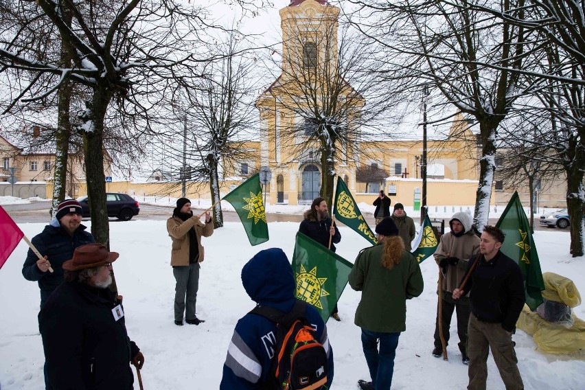 Ale biorąc pod uwagę jego wagę, którą szacujemy na 250-280...