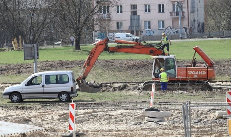 Kolejny remont i kolejne opóźnienia. Na budowie przedłużenia al. Grohmanów przestój, bo... grunt jest zły [ZDJĘCIA]