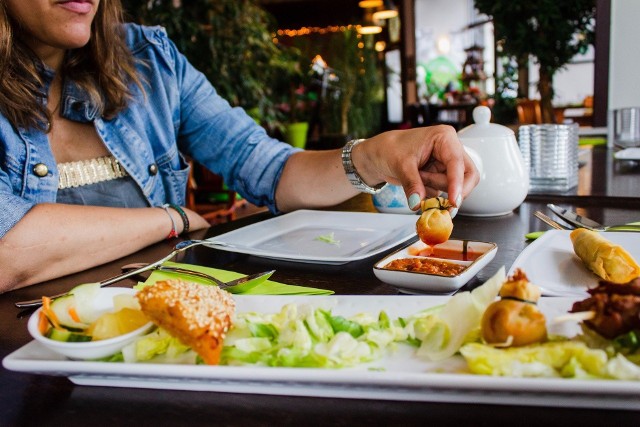 Dni są coraz cieplejsze, ludzie coraz chętniej spacerują, spotykają się na zewnątrz. Czas umilają sobie przebywając m.in. w lubuskich restauracjach. W naszym materiale znajdziecie telefony i adresy najlepszych lokali w województwie. Oto najlepsze restauracje w Lubuskiem - LISTA >>>Zobacz film: Magda Gessler o "Kuchennych rewolucjach":