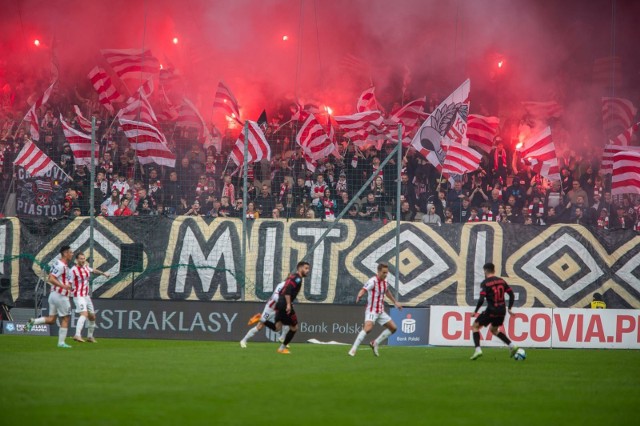 16.03.2024 krakow mecz cracovia widzew lodz stadion boisko zawodnicy kibice oprawa   fot. szymon korta /  polska press