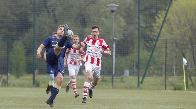 Stal Rzeszów i Resovia marzą o tym, by znów zagrać na najwyższym szczeblu rozgrywek juniorów. W derbach "pasiaki" wygrały 2:1 w lidze makroregionalnej.