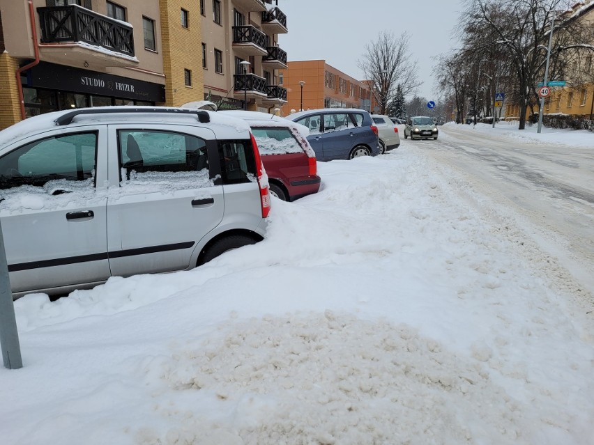 Strefa płatnego parkowania pod śniegiem, ale płacimy, jakby śniegu nie było (zdjęcia)