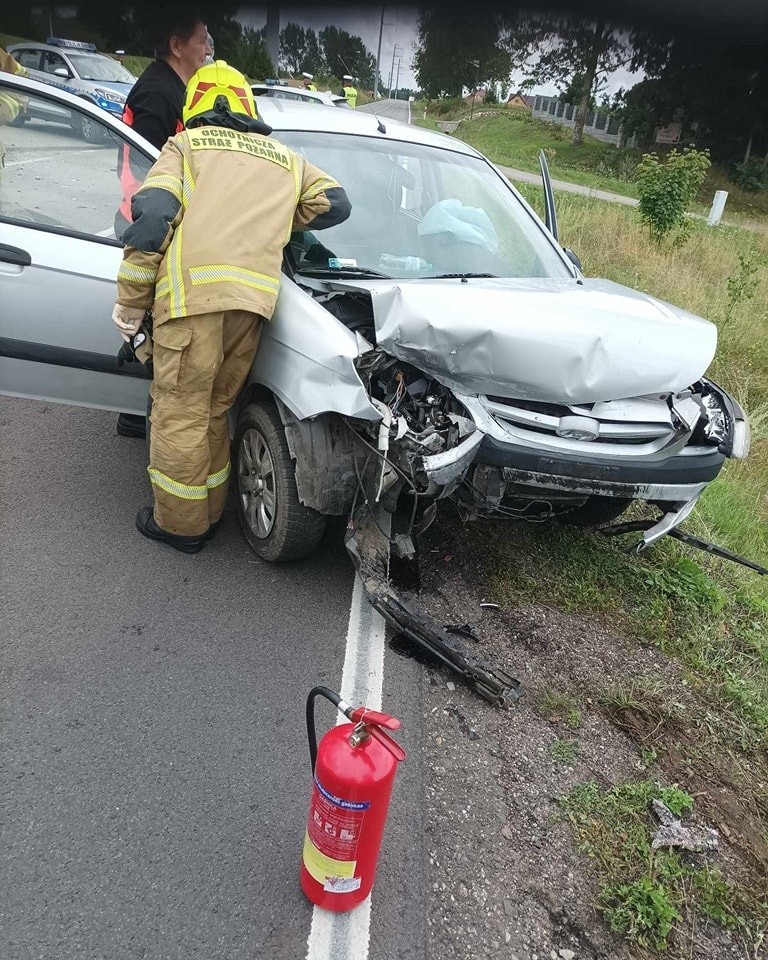 Niebezpieczny wypadek drogowy w okolicach Czaplinka. Czołowe zderzenie dwóch aut [ZDJĘCIA]