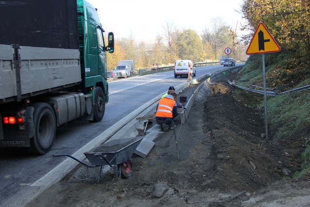 Pierwszy odcinek chodnika powstaje w Lubniu. W planach są kolejne chodniki